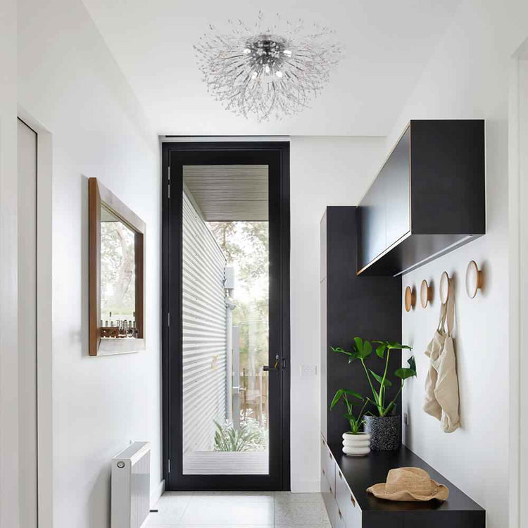 Plafonnier moderne chromé sputnik au plafond, finition argentée, perles et tiges fines décoratives.