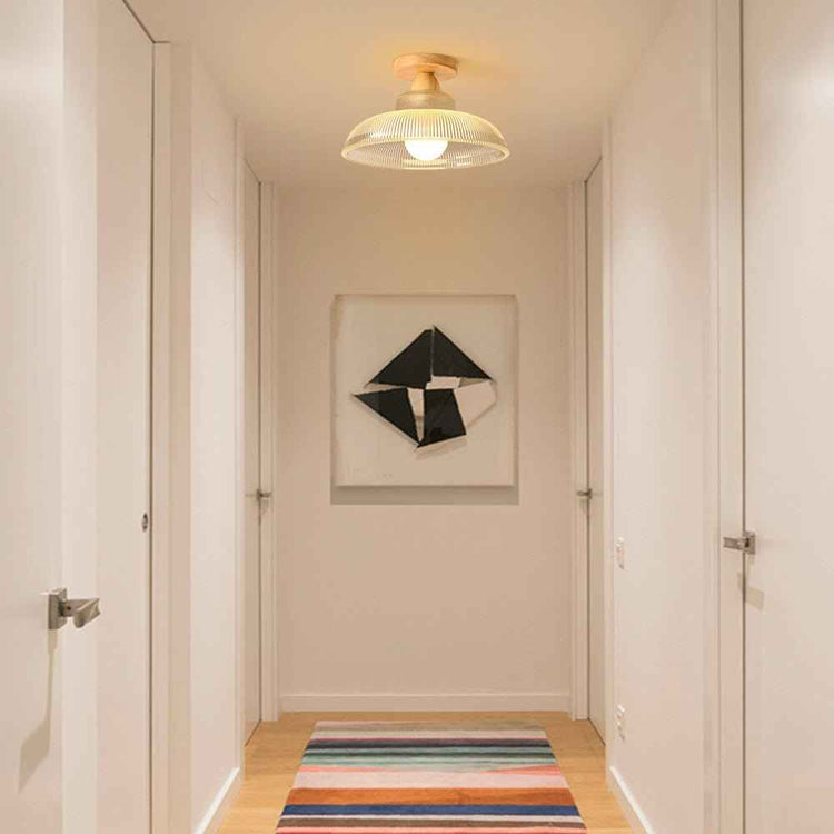 Plafonnier au plafond avec dôme en verre transparent côtelé et support bois clair