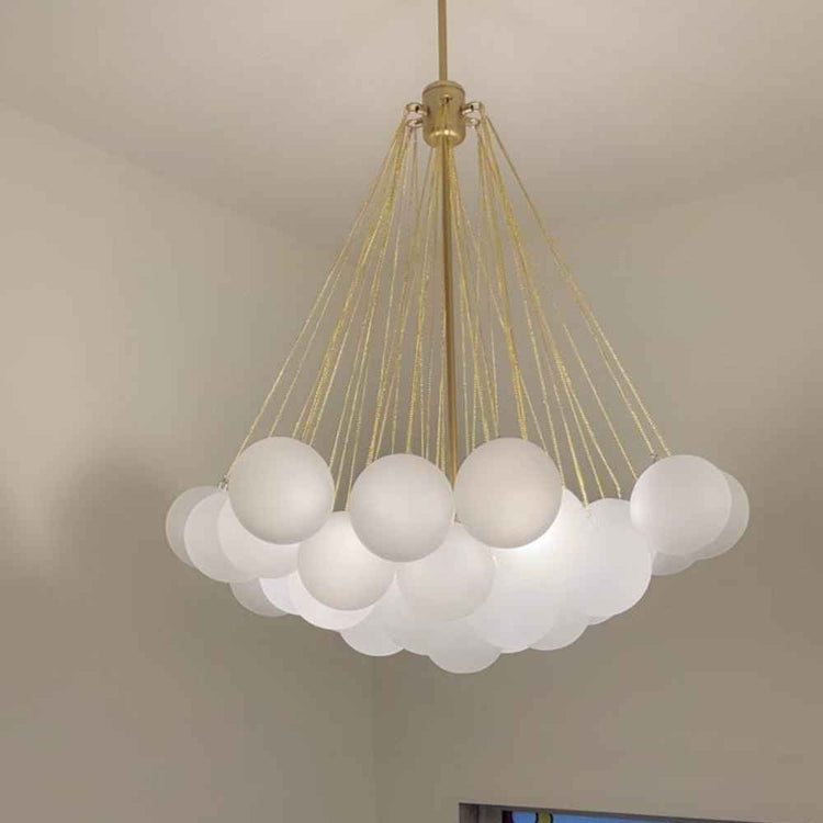 Lustre moderne à grappe de sphères en verre blanc, suspension dorée