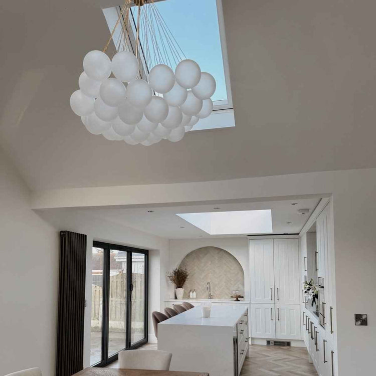 Lustre boule en verre blanc en grappe, suspension avec fils fins et support doré