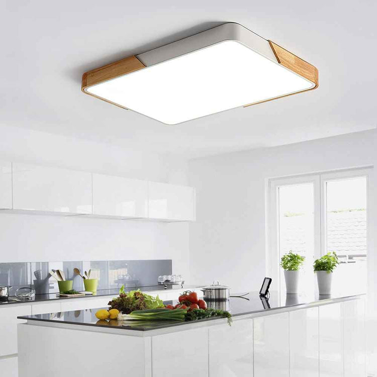 Plafonnier LED carré au plafond, diffuseur blanc, cadre gris et accents en bois