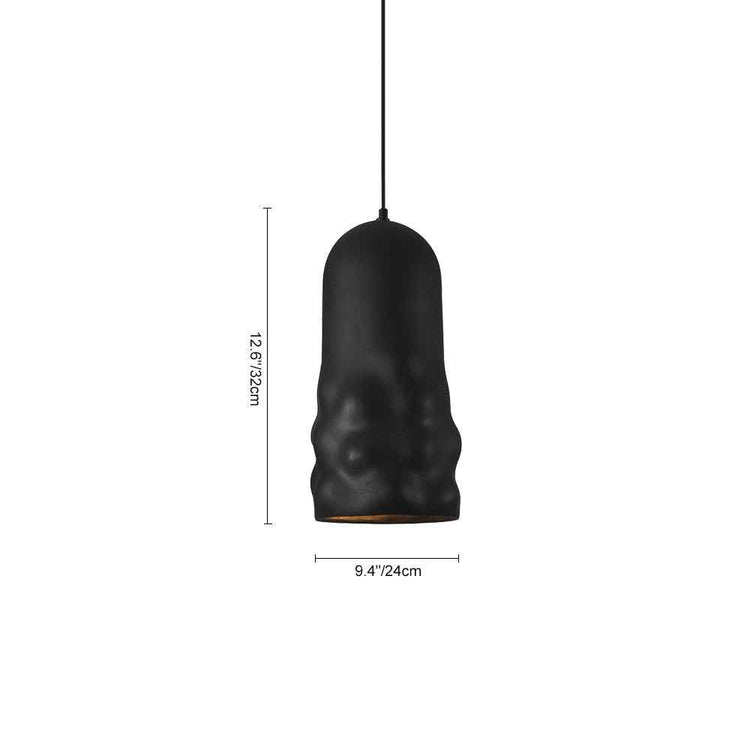 Suspension en céramique noire à une lumière, forme cloche texturée, bord doré.