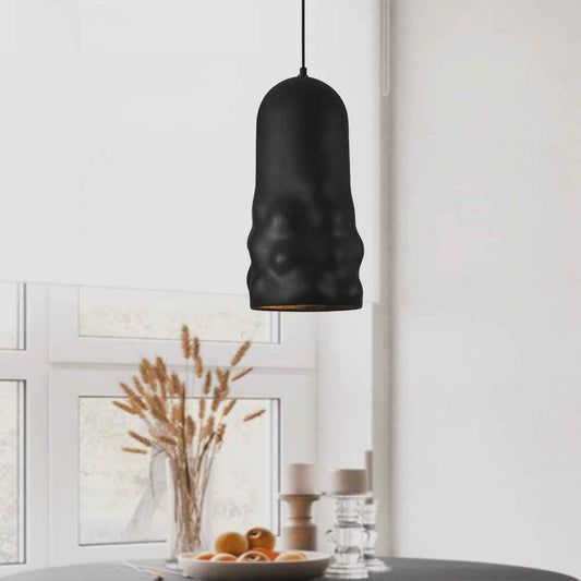 Suspension en céramique noire, forme cloche texturée, bord doré au bas.