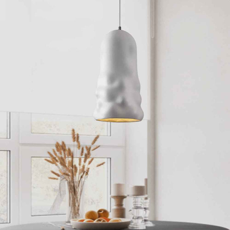 Suspension en céramique blanche, forme cloche texturée, bord doré au bas.
