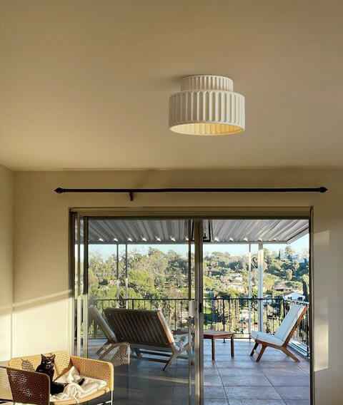 Plafonnier de plafond crème à deux niveaux, abat-jour côtelé verticalement
