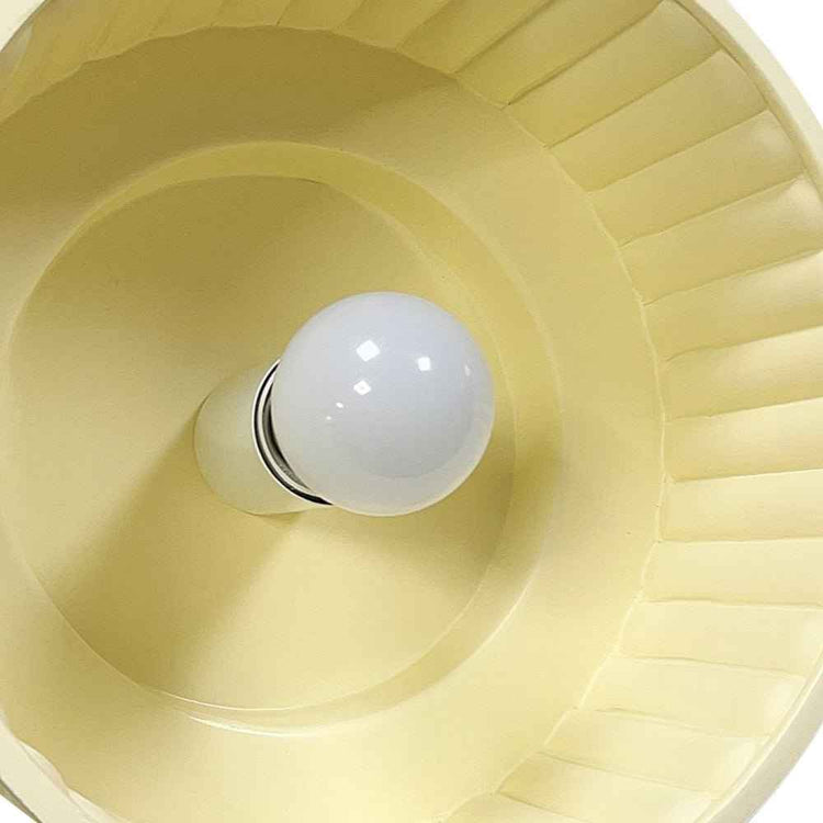 Plafonnier céramique intérieur clair avec ampoule blanche au centre, finition striée
