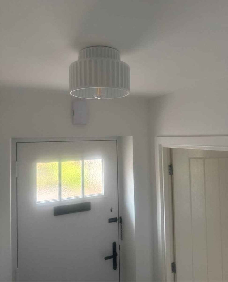 Plafonnier blanc à abat-jour strié, forme cylindrique, double couche pour plafond.