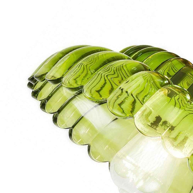 Plafonnier: gros plan sur l’abat-jour en verre vert nervuré à coupelles translucides.