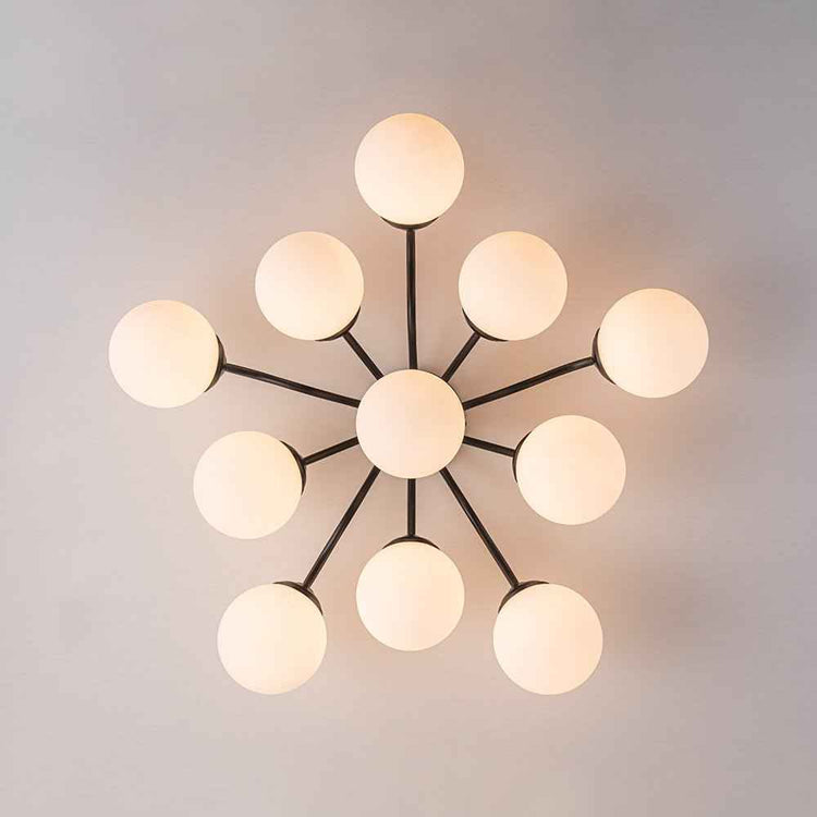 Lustre sputnik semi-encastré en verre opale, structure noire, globes ronds éclairés