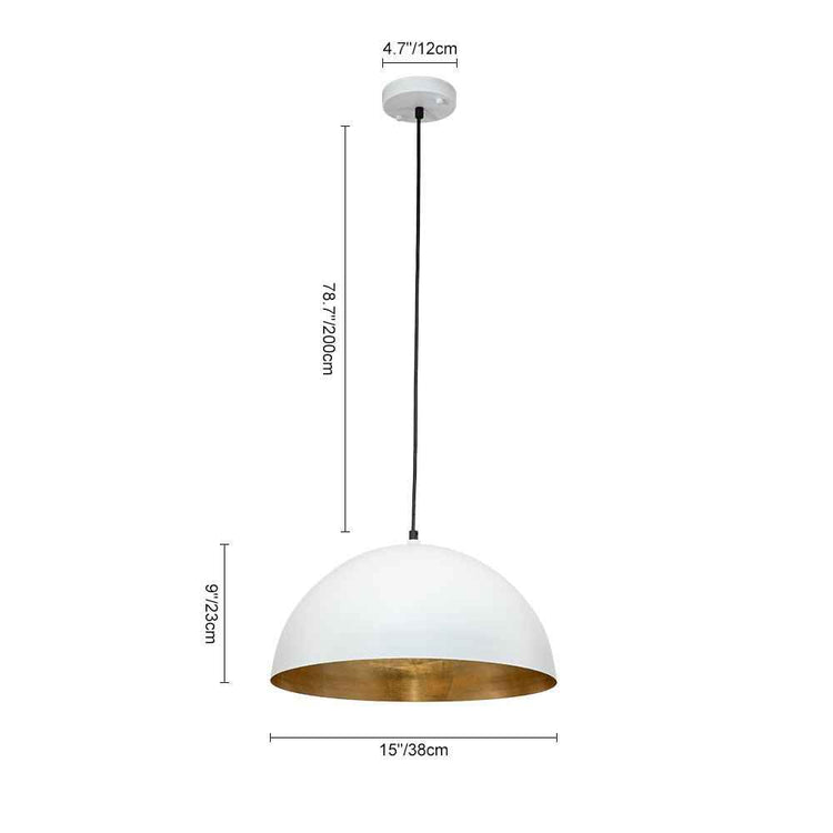 Suspension à grand dôme blanc avec intérieur doré et câble noir.