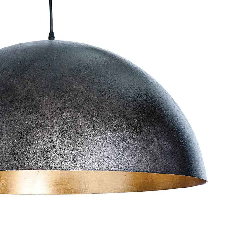Suspension grand dôme noir texturé avec bord doré et câble noir.