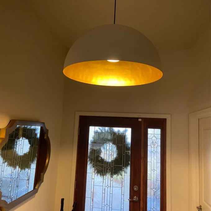 Suspension dôme métallique, intérieur doré éclairé