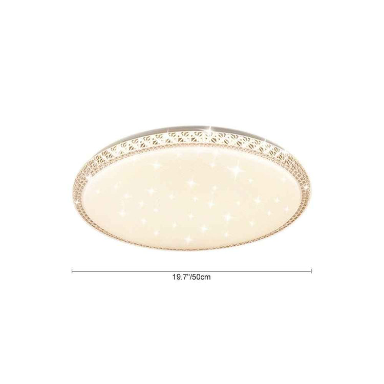 Plafonnier ovale en verre opalin blanc, bord doré ajouré, 50 cm de largeur