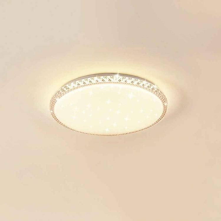 Plafonnier ovale en verre opalin blanc, bord ajouré doré, diffuseur à étoiles lumineuses