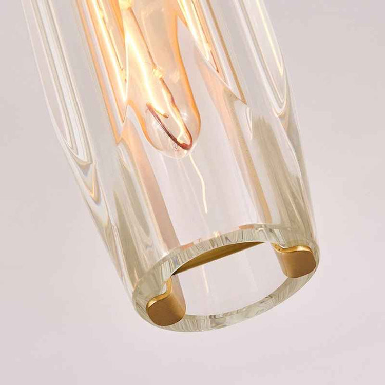 Abat-jour cylindrique en cristal avec attaches laiton, gros plan.