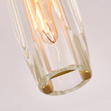 Abat-jour cylindrique en cristal avec attaches laiton, gros plan.