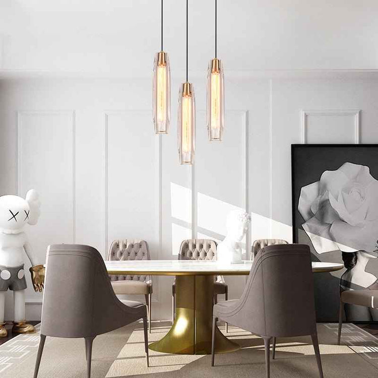 Suspension multiple : trois cylindres en cristal avec abat-jour transparent, finition laiton.