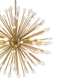 Lustre Sputnik en laiton doré, tiges rayonnantes et pierres blanches réparties sur la structure.