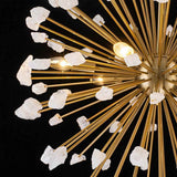 Détail du lustre Sputnik : tiges en laiton doré, ampoules allumées et pierres blanches.