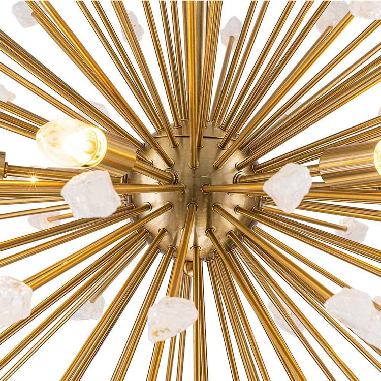 Intérieur du lustre soleil Sputnik : tiges en laiton doré, ampoules et pierres blanches.