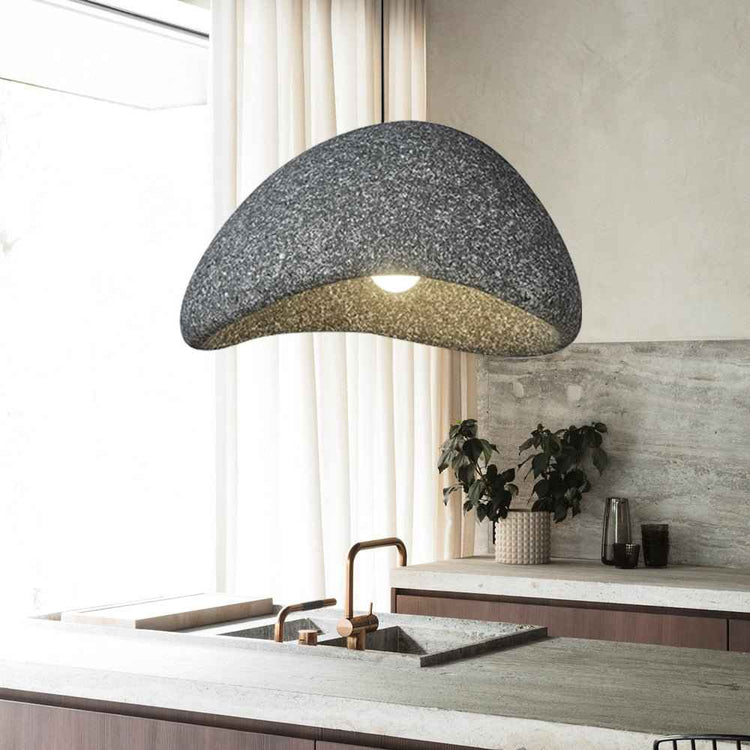 Suspension à abat-jour en dôme moucheté gris foncé, intérieur doré éclairé.