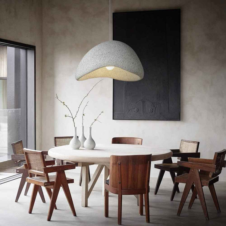 Suspension à abat-jour en dôme moucheté gris clair avec intérieur doré, suspendue.