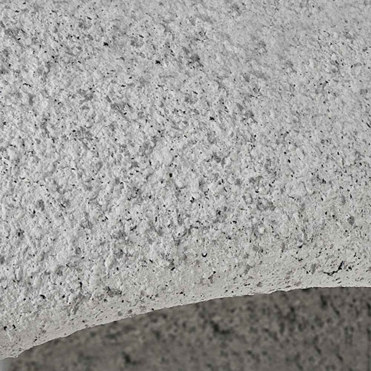 Texture de l’abat-jour moucheté gris clair, surface granuleuse et irrégulière
