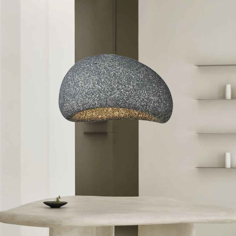 Suspension à abat-jour en dôme moucheté gris, intérieur doré contrastant.